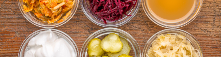Illustration avec pot d'aliments fermentés pour une article sur les bénéfices santés